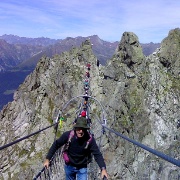 Quest'uomo, vestito con un paio di jeans ed un maglione di lana verde, con sulle spalle uno zainetto da scuola colore fucsia, e sul quale nessuno avrebbe scommesso due lire, si è fatto tutta la ferrata senza nessuna sicurezza.<br />Un folle?? Sì, senz'altro un incoscente da non imitare, ma io l'ho soprannominato "l'uomo senza paura".<br /><br />A pranzo l'ho rincontrato sulla Cima Lagoscuro; abbiamo chiacchierato, mi ha detto un po' di nomi delle vette circostanti, e poi ci siamo salutati.<br />Io ero certo che sarebbe sceso ripercorrendo la ferrata al contrario.<br /><br />Quando invece l'ho incontrato a fine giornata, ai piedi del Presena, l'ho sgridato (non ci volevo credere che l'uomo avesse affrontato la discesa su quel versante senza kit da ferrata), ma lui mi ha guardato con un mezzo sorriso di compatimento, ed in un attimo è sparito agile come uno stambecco.<br /><br />Mi sono chiesto se fosse solo un pimpante nonnino o più probabilmente il diavolo in persona...!?